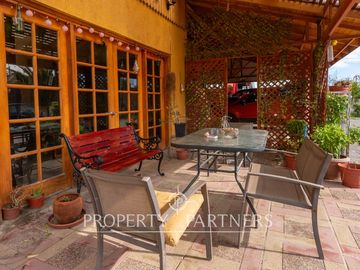 Casa en venta en Pirque: amplios espacios, piscina y gran quincho