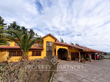 Casa en venta en Pirque: amplios espacios, piscina y gran quincho
