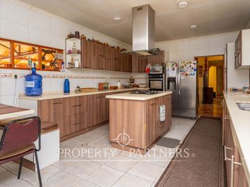 Casa en venta en Pirque: amplios espacios, piscina y gran quincho