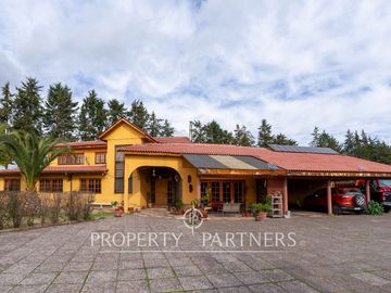 Casa en venta en Pirque: amplios espacios, piscina y gran quincho