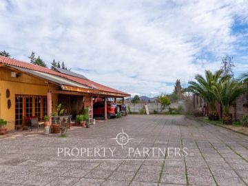 Casa en venta en Pirque: amplios espacios, piscina y gran quincho