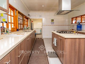 Casa en venta en Pirque: amplios espacios, piscina y gran quincho