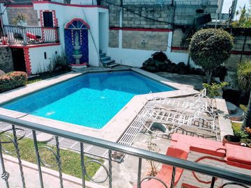 VENTA DE AMPLIA CASA EN MORELOS CON ALBERCA Y CABAÑAS.