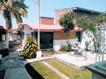 VENTA DE AMPLIA CASA EN MORELOS CON ALBERCA Y CABAÑAS.