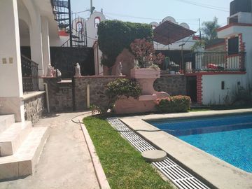 VENTA DE AMPLIA CASA EN MORELOS CON ALBERCA Y CABAÑAS.