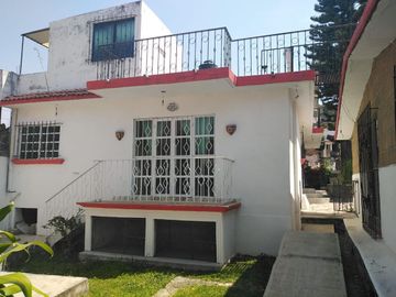 VENTA DE AMPLIA CASA EN MORELOS CON ALBERCA Y CABAÑAS.