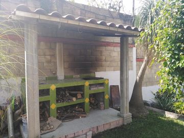 VENTA DE AMPLIA CASA EN MORELOS CON ALBERCA Y CABAÑAS.