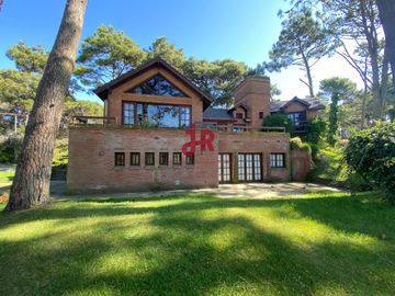 CODIGO 707 - CASA EN ALQUILER TEMPORARIO - ZONA GOLF -  PINAMAR - 4 HABITACIONES