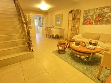 Triplex  en Olivos 5 dormitorios  con jardin y pileta