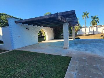 RESIDENCIA EN PRIVADA COLONIAL, EN CHUBURNA