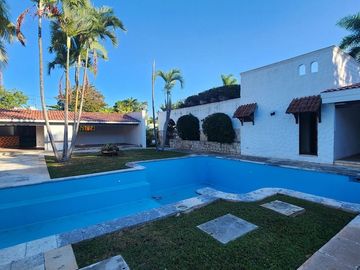 RESIDENCIA EN PRIVADA COLONIAL, EN CHUBURNA