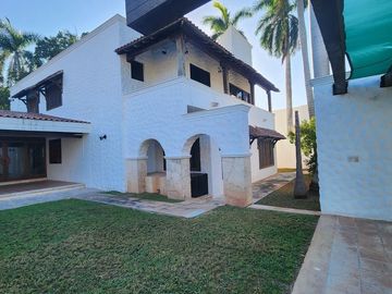 RESIDENCIA EN PRIVADA COLONIAL, EN CHUBURNA