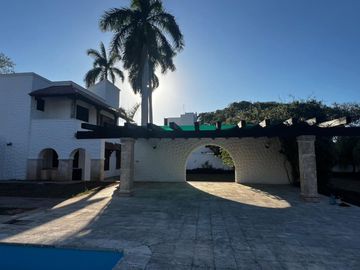 RESIDENCIA EN PRIVADA COLONIAL, EN CHUBURNA