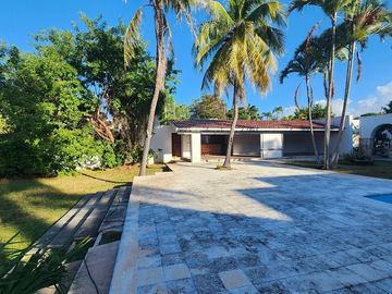 RESIDENCIA EN PRIVADA COLONIAL, EN CHUBURNA