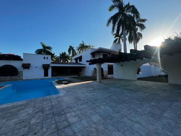 RESIDENCIA EN PRIVADA COLONIAL, EN CHUBURNA