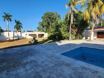 RESIDENCIA EN PRIVADA COLONIAL, EN CHUBURNA