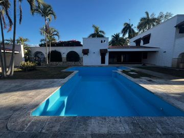 RESIDENCIA EN PRIVADA COLONIAL, EN CHUBURNA