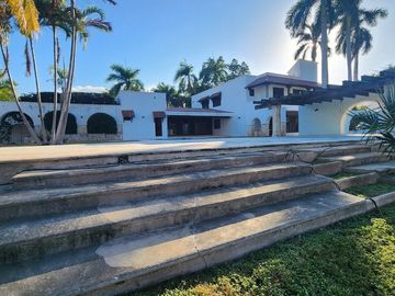 RESIDENCIA EN PRIVADA COLONIAL, EN CHUBURNA