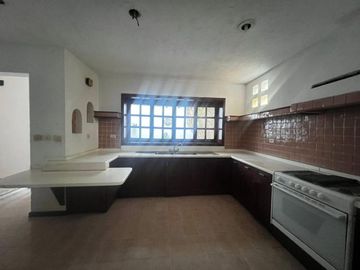 RESIDENCIA EN PRIVADA COLONIAL, EN CHUBURNA