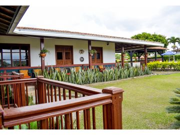 VENTA DE CASA CAMPESTRE EN MONTENEGRO, QUINDO, COLOMBIA