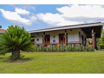 VENTA DE CASA CAMPESTRE EN MONTENEGRO, QUINDO, COLOMBIA