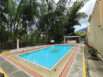 Vendo hermosa casa en conjunto cerrado dos niveles en Makro