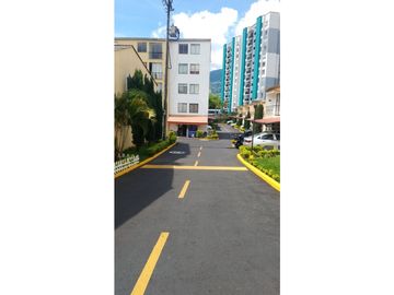Vendo hermosa casa en conjunto cerrado dos niveles en Makro