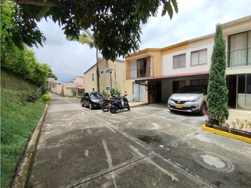 Vendo hermosa casa en conjunto cerrado dos niveles en Makro