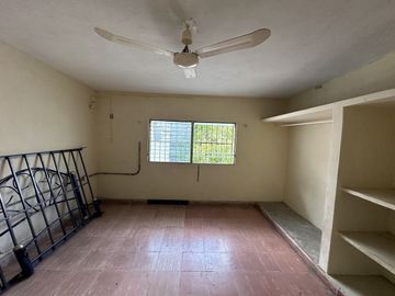 Casa en venta en el centro de Motul, Yucatán, a 2 cuadras de la plaza principal.