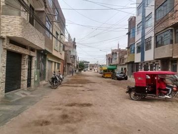 En venta casa de 2 pisos frente a calle en Chiclayo
