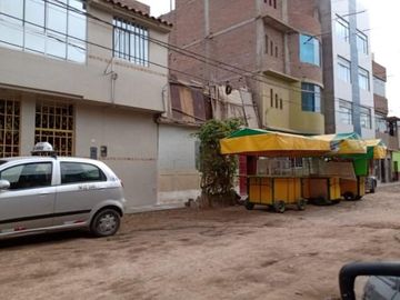 En venta casa de 2 pisos frente a calle en Chiclayo