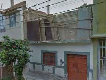 En venta casa de 2 pisos frente a calle en Chiclayo