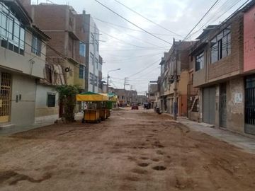 En venta casa de 2 pisos frente a calle en Chiclayo