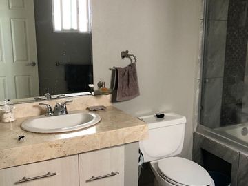 En Parque La Gloria, 3 Recamaras, 2.5 Baños, Alberca, Jardín, Jacuzzi, Seguridad