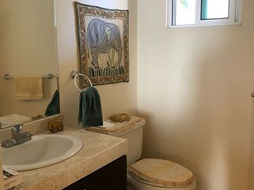 En Parque La Gloria, 3 Recamaras, 2.5 Baños, Alberca, Jardín, Jacuzzi, Seguridad