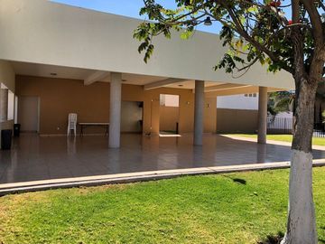 En Parque La Gloria, 3 Recamaras, 2.5 Baños, Alberca, Jardín, Jacuzzi, Seguridad