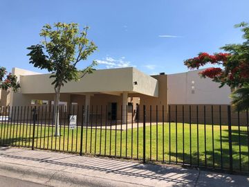 En Parque La Gloria, 3 Recamaras, 2.5 Baños, Alberca, Jardín, Jacuzzi, Seguridad