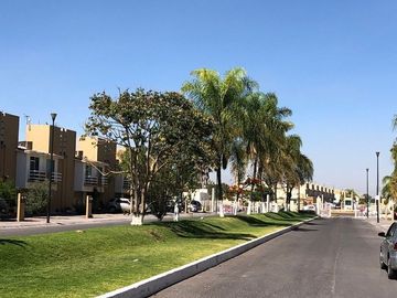 En Parque La Gloria, 3 Recamaras, 2.5 Baños, Alberca, Jardín, Jacuzzi, Seguridad