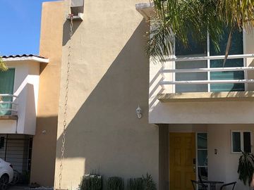 En Parque La Gloria, 3 Recamaras, 2.5 Baños, Alberca, Jardín, Jacuzzi, Seguridad