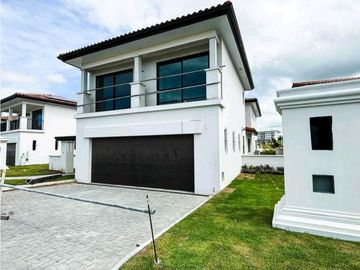 Se vende casa en Buenaventura - Rio Hato Panamá.