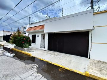 Casa en venta en Jardines de San Manuel, a sólo una calle del Colegio Oriente
