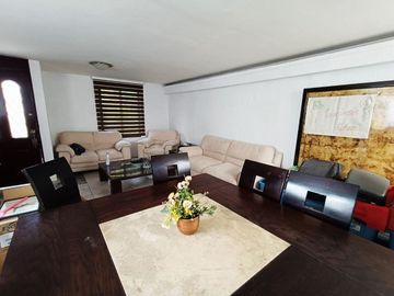 Casa en venta en Jardines de San Manuel, a sólo una calle del Colegio Oriente