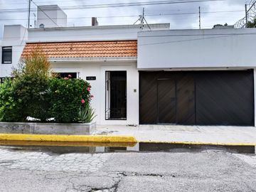 Casa en venta en Jardines de San Manuel, a sólo una calle del Colegio Oriente