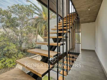 ¡IMPERDIBLE! Moderno y NUEVO Townhouse de diseño contemporáneo con jardín privado, Las Condes