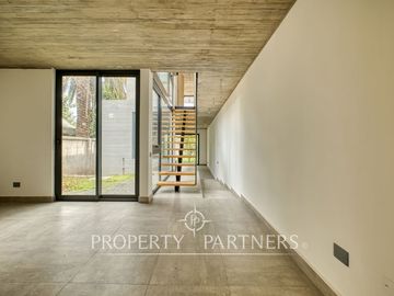 ¡IMPERDIBLE! Moderno y NUEVO Townhouse de diseño contemporáneo con jardín privado, Las Condes