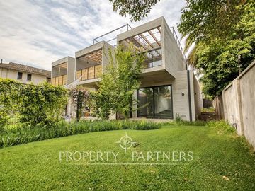 ¡IMPERDIBLE! Moderno y NUEVO Townhouse de diseño contemporáneo con jardín privado, Las Condes