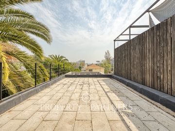 ¡IMPERDIBLE! Moderno y NUEVO Townhouse de diseño contemporáneo con jardín privado, Las Condes