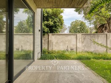 ¡IMPERDIBLE! Moderno y NUEVO Townhouse de diseño contemporáneo con jardín privado, Las Condes