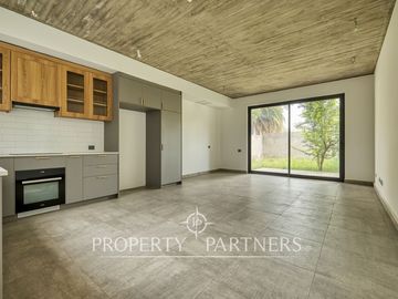 ¡IMPERDIBLE! Moderno y NUEVO Townhouse de diseño contemporáneo con jardín privado, Las Condes