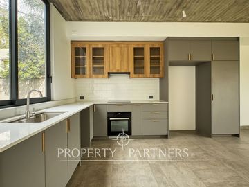 ¡IMPERDIBLE! Moderno y NUEVO Townhouse de diseño contemporáneo con jardín privado, Las Condes